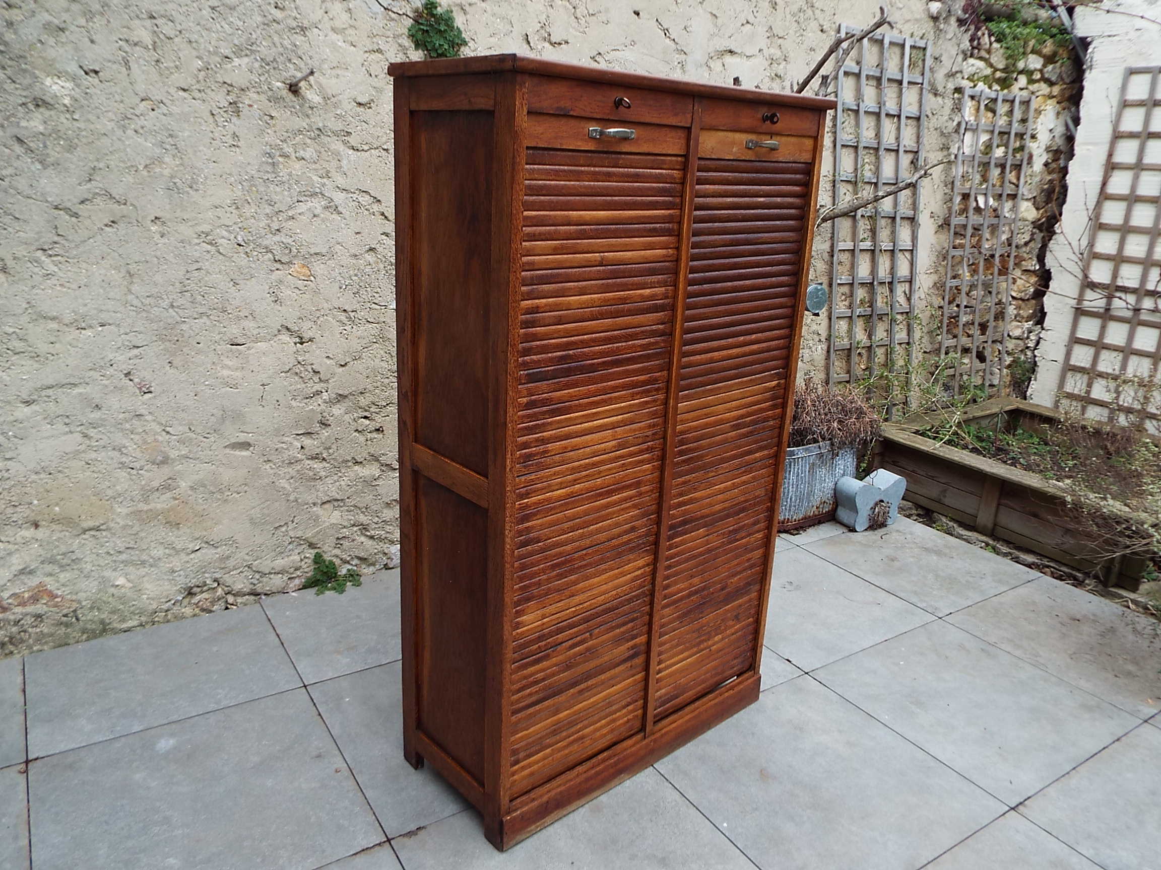 Meuble à rideau double
