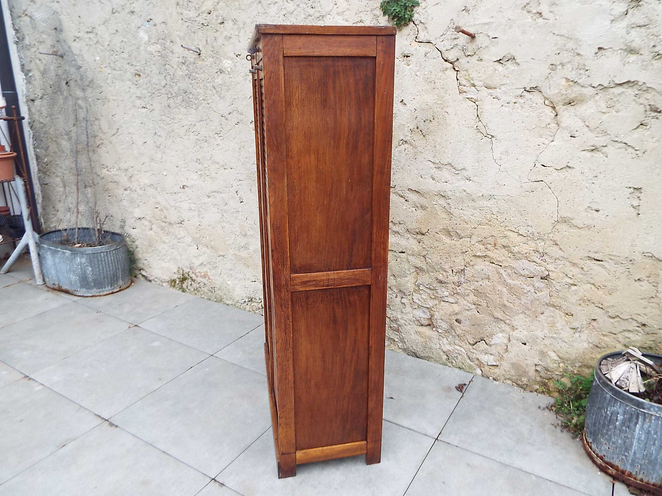 Meuble à rideau double
